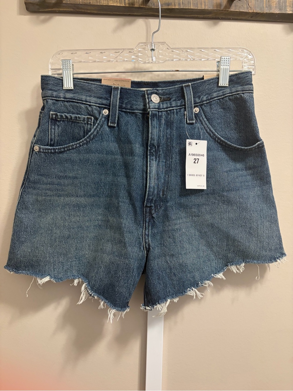 Levi’s High Waisted Mom Shorts Size 27 NWT Raw Hem Denim Jean Shorts